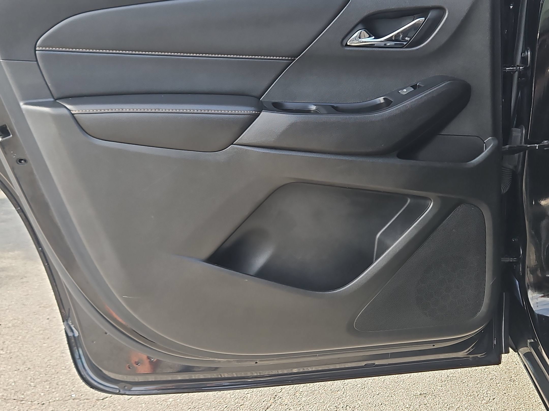 Used 2020 Chevrolet Traverse LT FWD image 33
