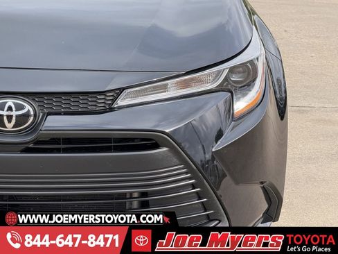 Used 2025 Toyota Corolla LE image 4