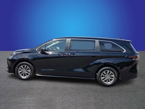 Used 2024 Toyota Sienna LE FWD image 7