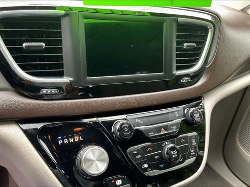 Used 2019 Chrysler Pacifica L FWD image 15