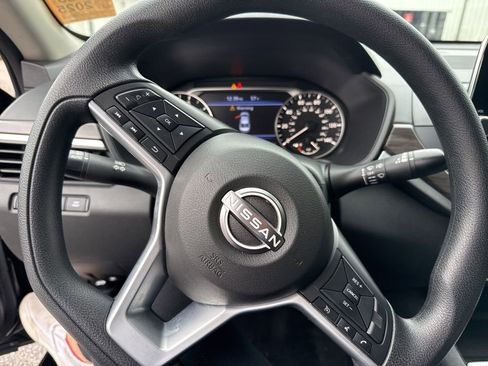 Used 2025 Nissan Altima 2.5 SV FWD image 2