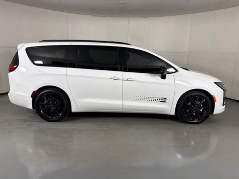 New 2027 Chrysler Pacifica Select FWD image 9