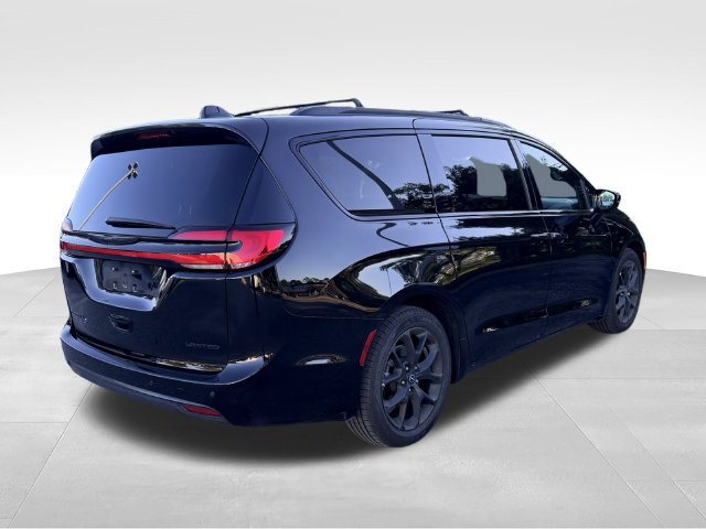 Used 2025 Chrysler Pacifica Limited FWD image 5