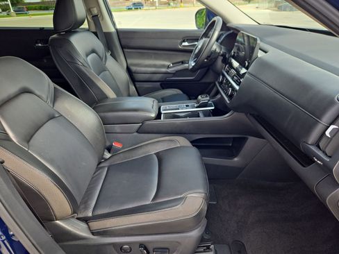 Used 2025 Nissan Pathfinder SL FWD image 31