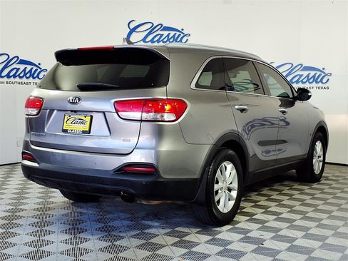 Used 2016 Kia Sorento LX w/ LX Convenience Package image 6