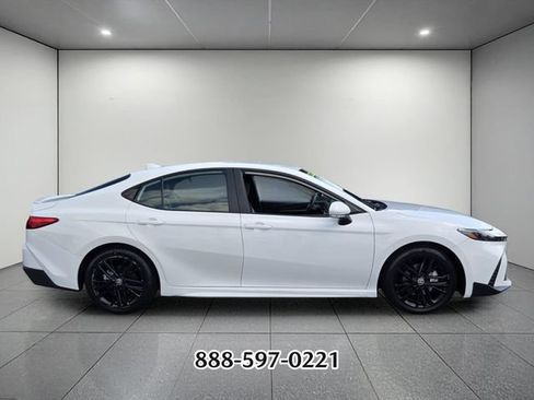 Used 2025 Toyota Camry SE FWD image 6