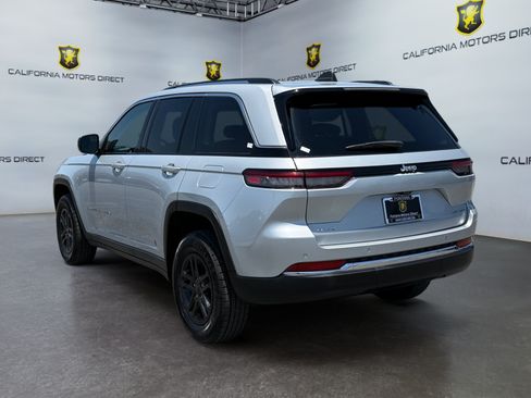 Used 2023 Jeep Grand Cherokee Laredo AWD/4WD image 3