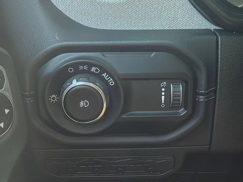 Used 2025 Jeep Wrangler Unlimited Sahara AWD/4WD image 32