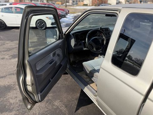 Used 2000 Nissan Frontier XE image 18