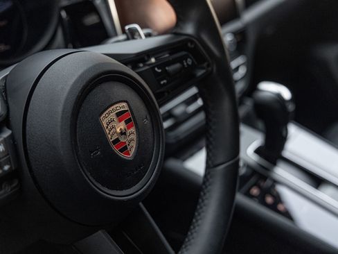 Certified 2025 Porsche Macan AWD/4WD image 18