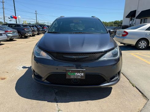 Used 2019 Chrysler Pacifica Touring-L Plus w/ Advanced Safetytec Group image 2