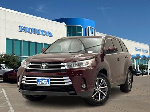 Used 2019 Toyota Highlander XLE AWD/4WD image 1