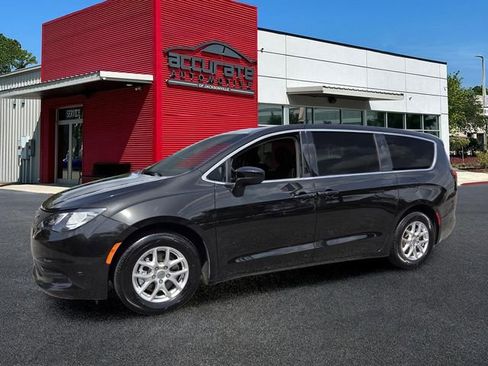 Used 2022 Chrysler Voyager LX FWD image 1