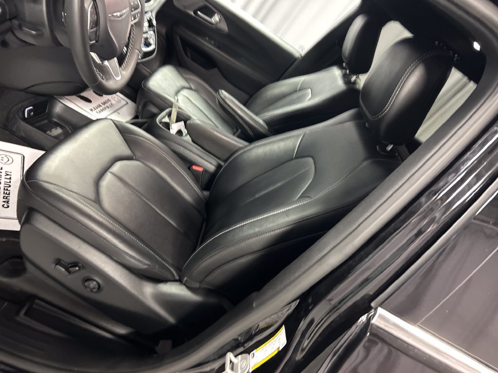Used 2025 Chrysler Pacifica Select w/ Uconnect Theater Family Group FWD image 12