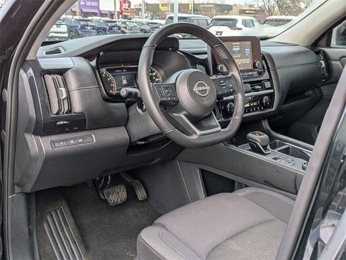 Used 2024 Nissan Pathfinder SV w/ SV Premium Package image 10