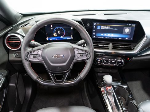 Used 2024 Chevrolet Trax RS w/ Sunroof Package FWD image 11