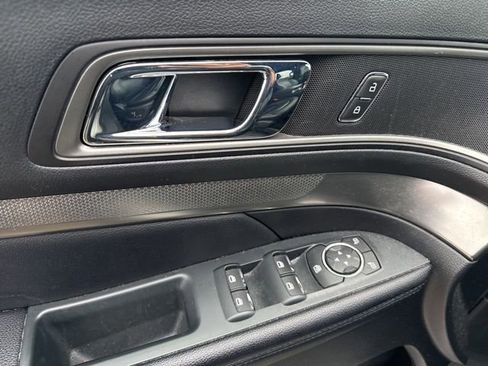 Used 2018 Ford Explorer XLT w/ Equipment Group 202A image 21