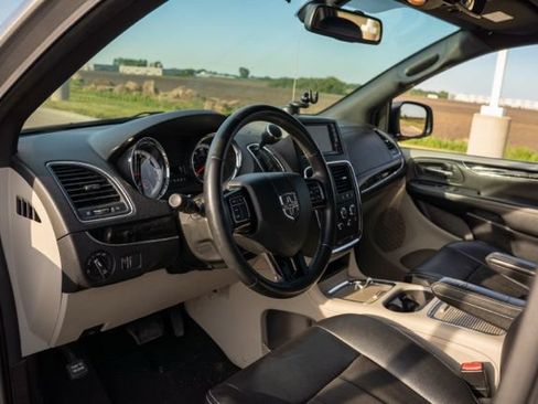 Used 2019 Dodge Grand Caravan SXT FWD image 13