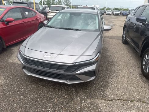 Used 2024 Hyundai Elantra SEL FWD image 3