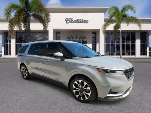 Used 2024 Kia Carnival EX FWD image 2