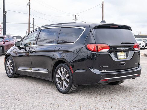 Used 2019 Chrysler Pacifica Limited image 7
