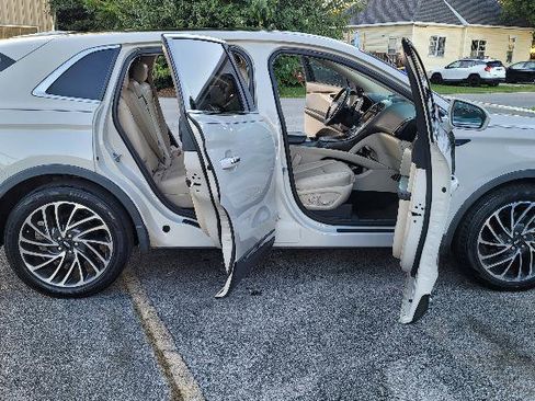 Used 2019 Lincoln Nautilus Reserve image 21