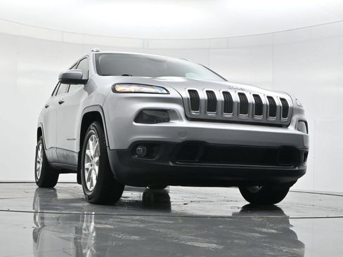 Used 2016 Jeep Cherokee Latitude w/ Safety/Convenience Group AWD/4WD image 48