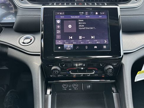 New 2025 Jeep Grand Cherokee Altitude image 29