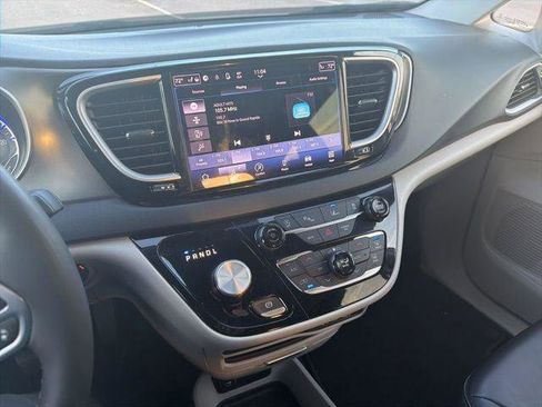 Certified 2023 Chrysler Pacifica Touring-L image 11