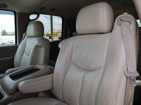 Used 2005 Chevrolet Suburban LT w/ Preferred Equipment Group RWD image 7