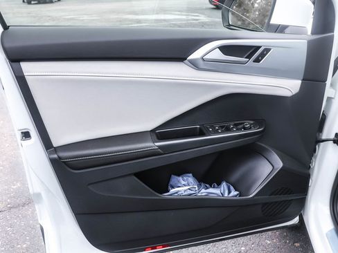 Used 2025 Volkswagen Taos SE image 23