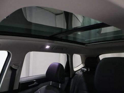 Used 2023 Volkswagen Taos SE w/ Panoramic Sunroof Package image 11