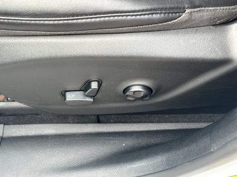Used 2020 Jeep Cherokee Latitude Plus FWD image 15