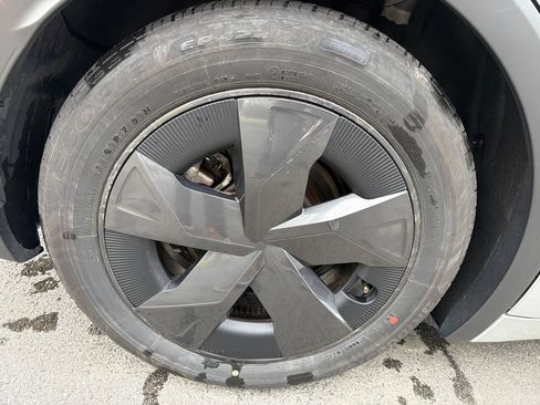 Used 2025 Toyota Prius LE FWD image 27