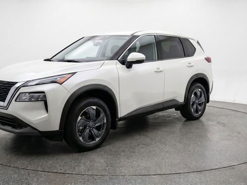 Used 2025 Nissan Rogue SV FWD image 3