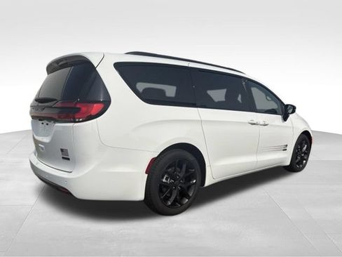 New 2027 Chrysler Pacifica Select FWD image 17