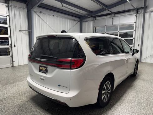 Used 2024 Chrysler Pacifica Limited FWD image 17