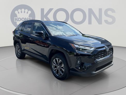 Used 2022 Toyota RAV4 XLE Premium AWD/4WD image 10