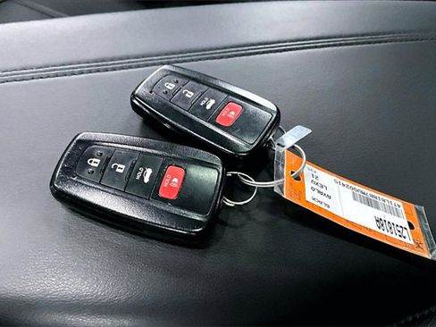 Used 2021 Toyota Avalon XLE w/ Moonroof Package image 35