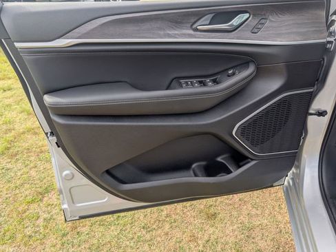 New 2026 Jeep Grand Cherokee Limited AWD/4WD image 9