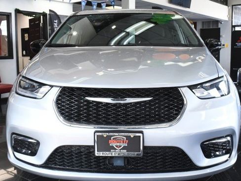 Used 2024 Chrysler Pacifica Touring-L FWD image 2