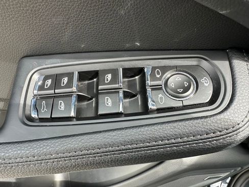 Certified 2025 Porsche Macan AWD/4WD image 18
