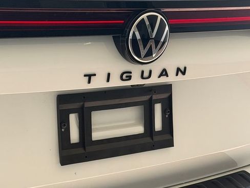 Certified 2026 Volkswagen Tiguan SE R-Line FWD image 9