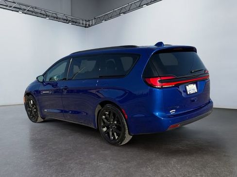 Used 2021 Chrysler Pacifica Touring w/ S Appearance Package FWD image 3