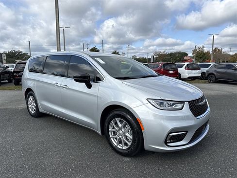 New 2026 Chrysler Pacifica Select image 1