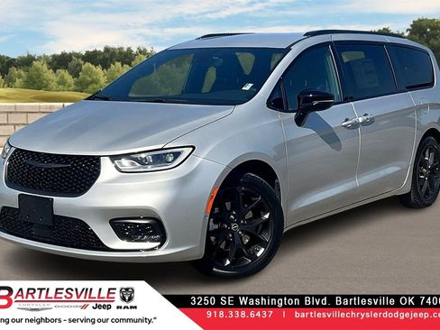 New 2026 Chrysler Pacifica Select image 1