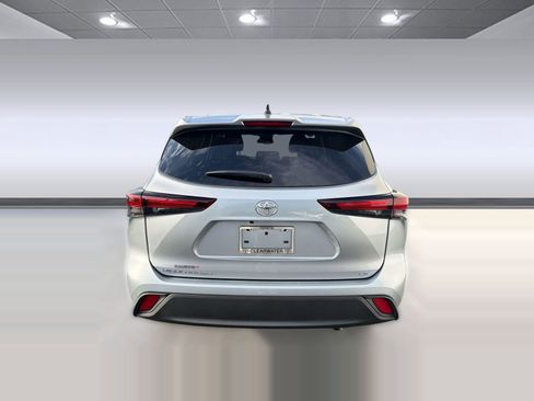 Used 2025 Toyota Highlander LE FWD image 10