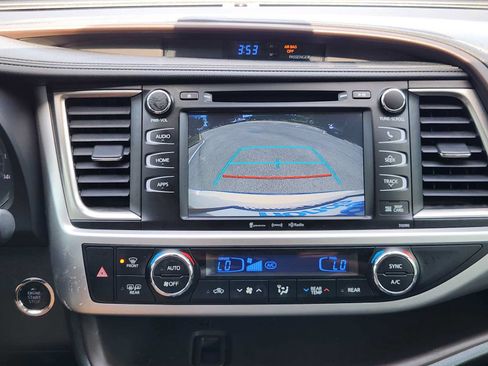Used 2019 Toyota Highlander XLE FWD image 17