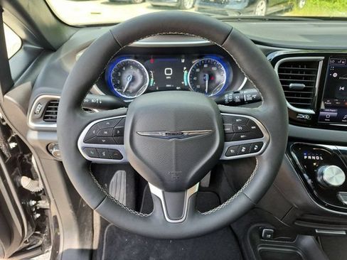 Used 2025 Chrysler Pacifica Select FWD image 22