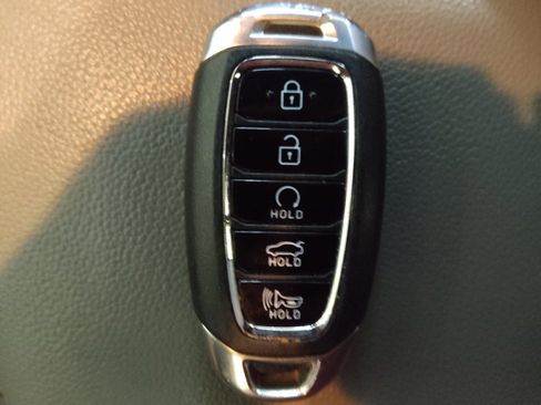 Used 2023 Hyundai Elantra SEL w/ Preferred Accessory Package FWD image 32
